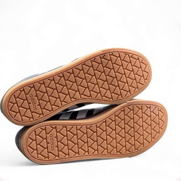 Size 11 Adidas Gun Men's Gray and White Sneakers - Picture 3 of 4